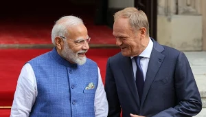 Premier Polski Donald Tusk i premier Indii Narendra Modi podczas powitania przed siedzibą KPRM w Warszawie