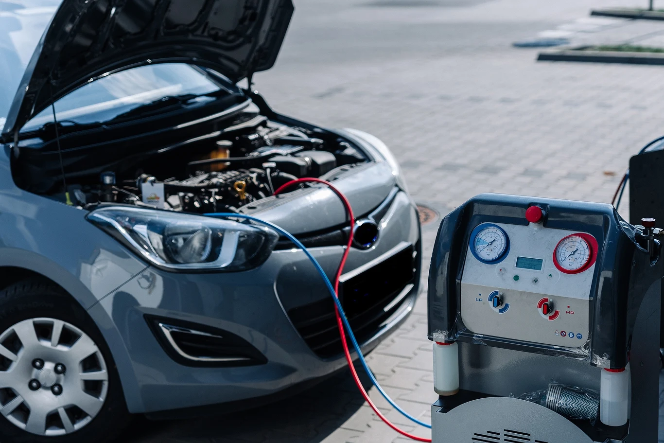 Masowo podrabiają czynnik do klimatyzacji. Grozi to pożarem samochodu