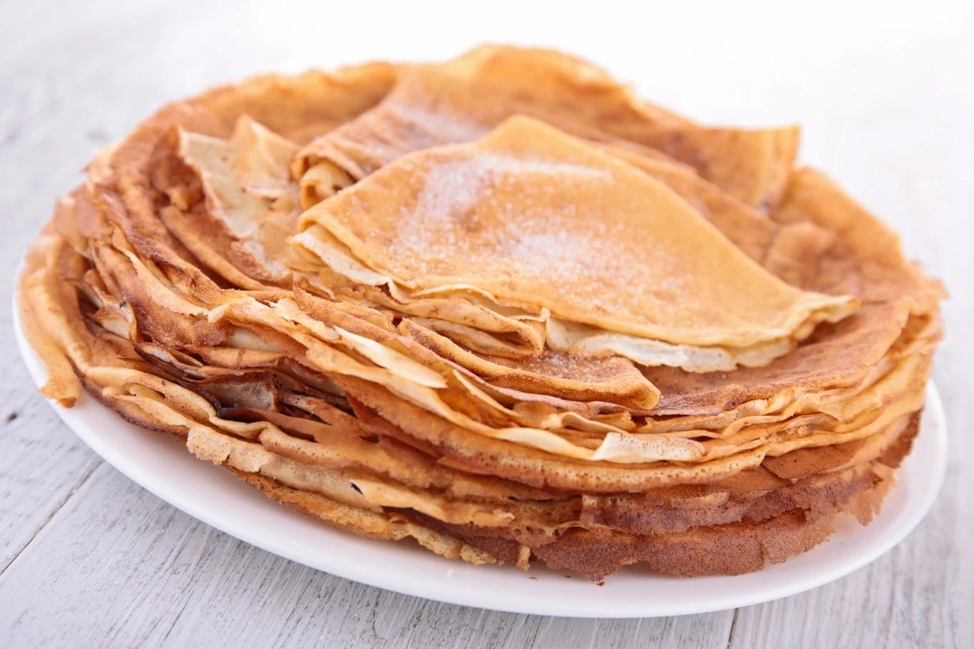 Crêpes to cienkie naleśniki wywodzące się z kuchni francuskiej Crêpes to cienkie naleśniki wywodzące się z kuchni francuskiej