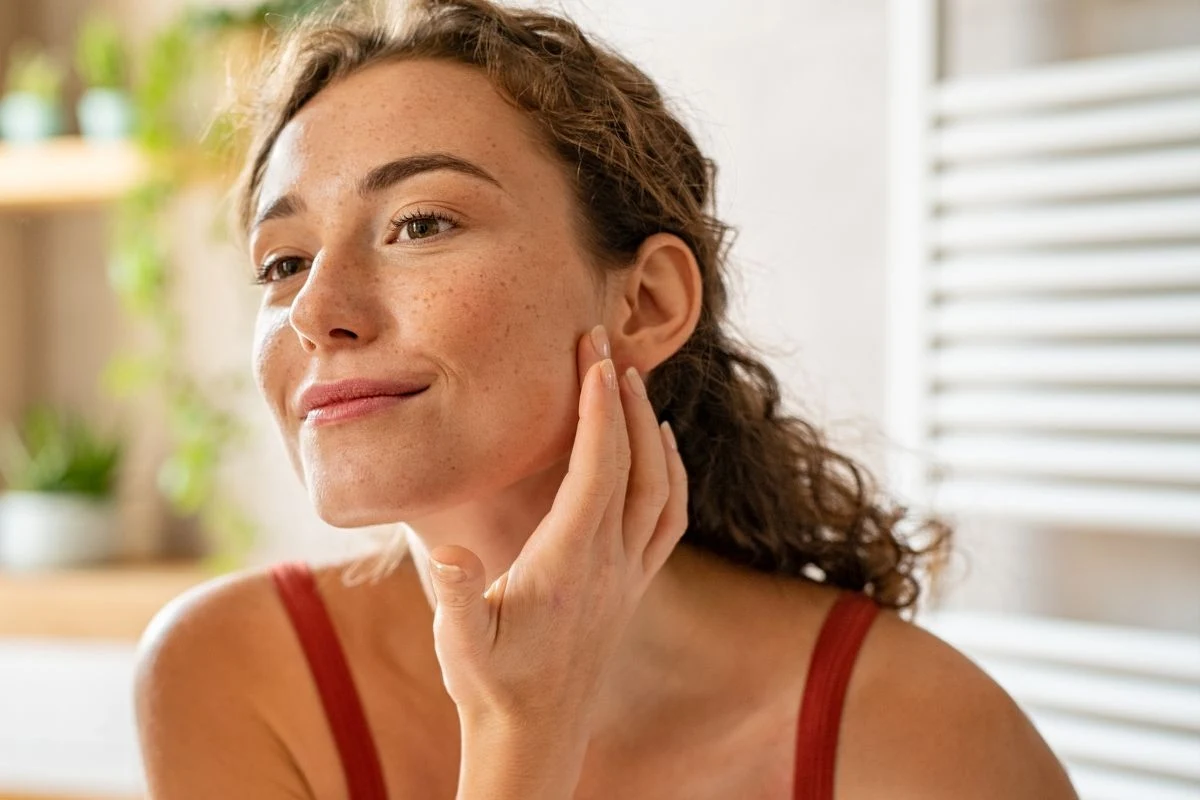 Proces starzenia się skóry rozpoczyna się już w wieku około 25-30 lat Proces starzenia się skóry rozpoczyna się już w wieku około 25-30 lat