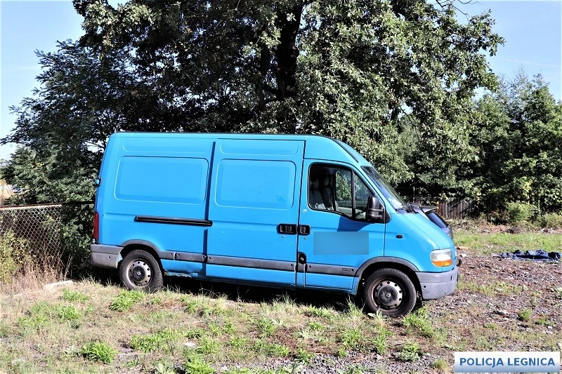 65-latek ukradł niebieskiego busa. Próbował sprytnie ukryć swój czyn 65-latek ukradł niebieskiego busa. Próbował sprytnie ukryć swój czyn