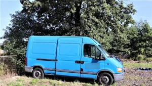 65-latek ukradł niebieskiego busa. Próbował sprytnie ukryć swój czyn