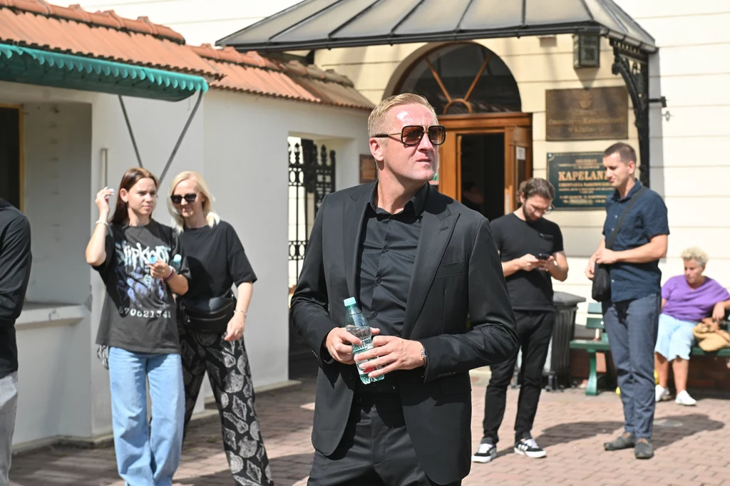Kamil Glik, 103-krotny reprezentant Polski, obecnie zawodnik Cracovii. To jeden z wielu przedstawicieli świata sportu, którzy zjawili się na Cmentarzu Rakowickim