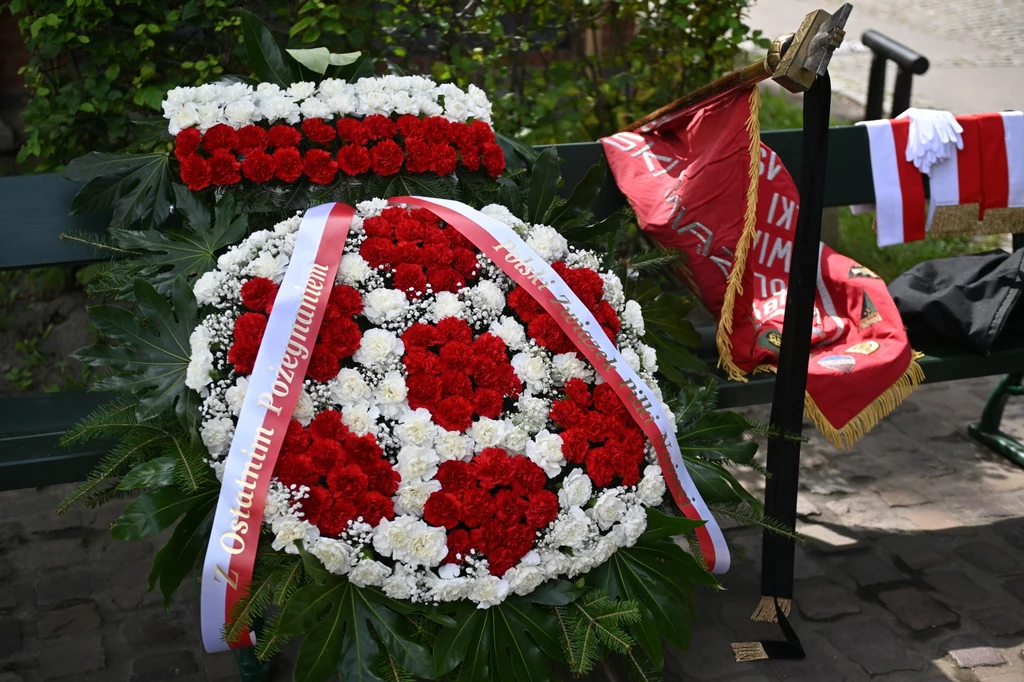 Uczestnicy uroczystości pogrzebowych byłego selekcjonera piłkarskiej reprezentacji Polski przygotowali mnóstwo wieńców. Między innymi w biało-czerwonych barwach