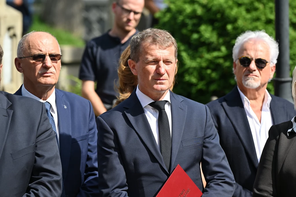 Na pogrzebie nie zabrakło ludzi polityki. Na zdjęciu Ireneusz Raś (na środku), sekretarz stanu w ministerstwie sportu i turystyki