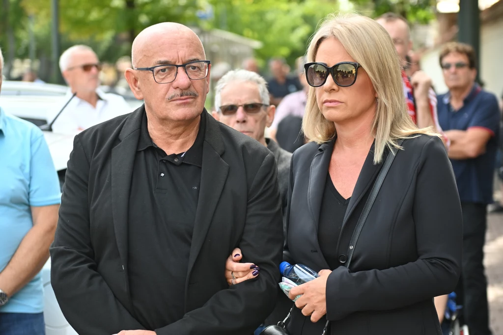 Satyryk Marcin Daniec - wielki kibic Wisły Kraków - wraz z małżonką także pożegnał Franciszka Smudę