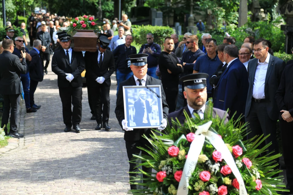 Trumna z ciałem Franciszka Smudy niesiona w uroczystym orszaku pogrzebowym
