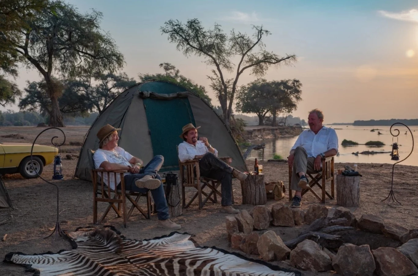 Trójka prezenterów nad pięknym jeziorem. / Fot. Amazon 