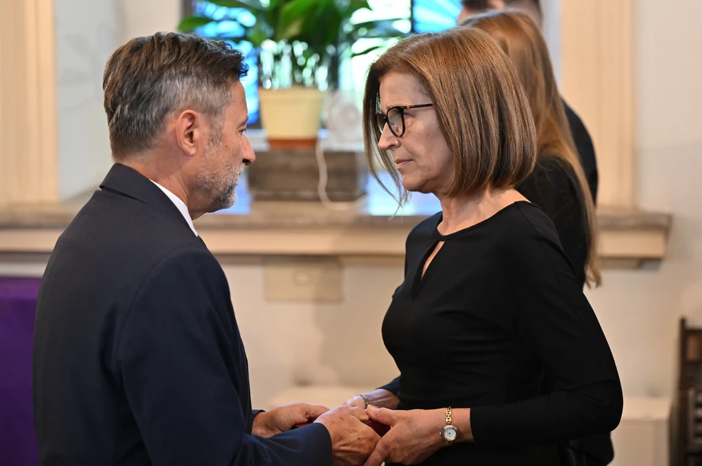  Doradca prezydenta Andrzeja Dudy - Piotr Nowacki wręczył Krzyż Kawalerski Orderu Odrodzenia Polski na ręce żony zmarłego trenera Smudy, Małgorzacie Drewniak-Smudzie