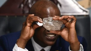Prezydent Botswany Mokgweetsi Masisi zachwycił się drugim największym diamentem w historii