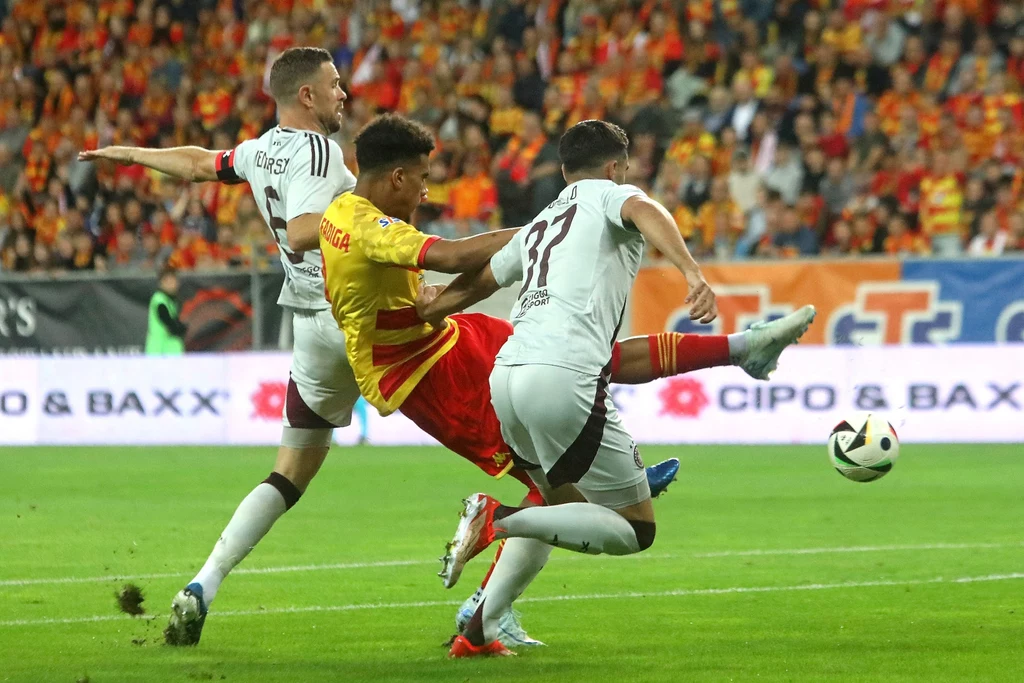 Lamine Diaby-Fadiga wzięty "w kleszcze" przez Jordana Hendersona (z lewej) i Josipa Szutalo 