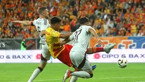 Lamine Diaby-Fadiga wzięty "w kleszcze" przez Jordana Hendersona (z lewej) i Josipa Szutalo 