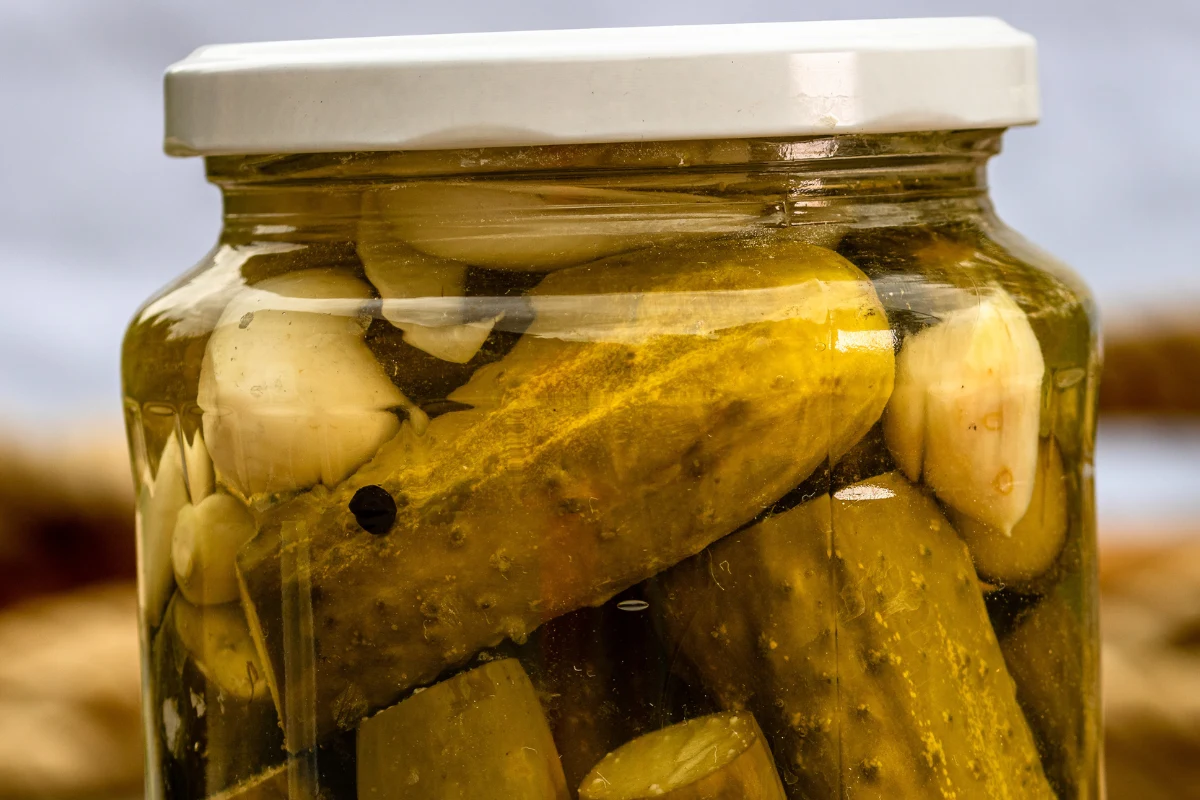 Nie potrzebujesz noża, ani łyżeczki, aby odkręcić słoik z ogórkami kiszonymi Nie potrzebujesz noża, ani łyżeczki, aby odkręcić słoik z ogórkami kiszonymi