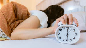 Dlaczego lepiej wstawać po pierwszych dźwiękach budzika?