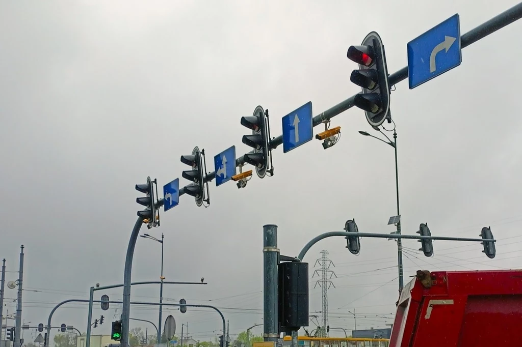 Ile w Polsce jest odcinkowych pomiarów prędkości i systemów Red Light?