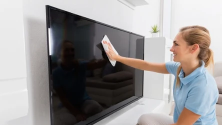 ​Chcesz pozbyć się kurzu i smug z telewizora? Wykorzystaj ten trik, w który mało kto wierzy