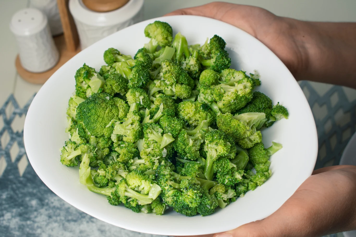 Brokuły to jedno z najcenniejszych źródeł naturalnych folianów. Najwięcej zachowują wtedy, gdy jemy je na parze lub na półtwardo Brokuły to jedno z najcenniejszych źródeł naturalnych folianów. Najwięcej zachowują wtedy, gdy jemy je na parze lub na półtwardo