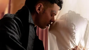 Bill Skarsgård i FKA Twigs w filmie "Kruk"