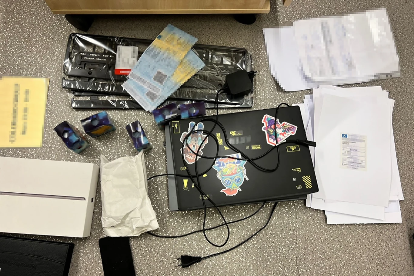 Przestępcy podrabiali dokumentację aut, tworząc m.in. fałszywe faktury, pozwolenia czasowe oraz dowody rejestracyjne.