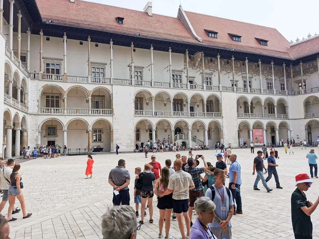 Wawel to nie tylko turystyczny hit. W różnych miejscach wzgórza trwają badania archeologiczne