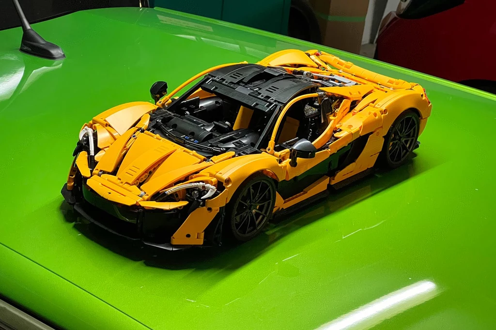 McLaren P1 z LEGO składa się z 3893 elementów