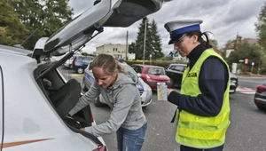 Wozisz w bagażniku jedną z tych rzeczy? Policjant zabierze dowód rejestracyjny