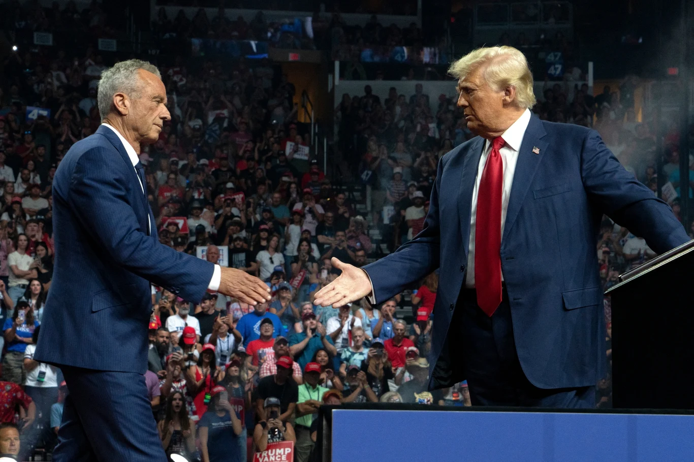 Donald Trump oraz Robert F. Kennedy Jr. podczas wiecu w Arizonie Donald Trump oraz Robert F. Kennedy Jr. podczas wiecu w Arizonie