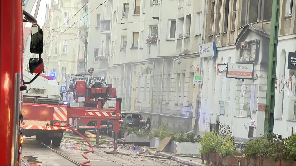 Pożar kamienicy w Poznaniu. Wśród rannych strażacy Pożar kamienicy w Poznaniu. Wśród rannych strażacy