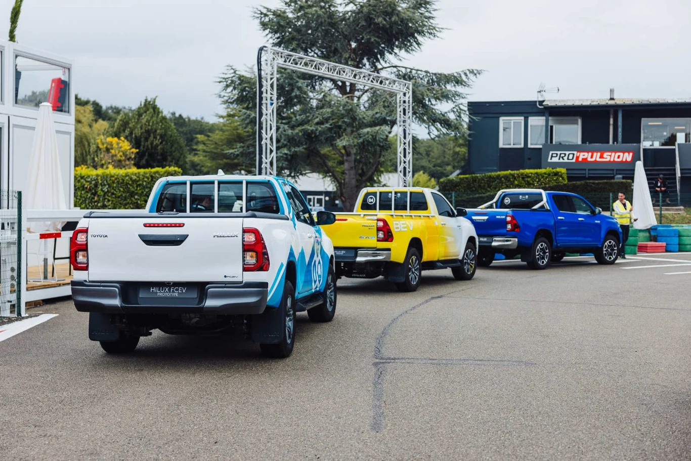 Hilux na wodór, prąd, albo olej napędowy z hybrydą mild - Toyota stawia na różnorodność Hilux na wodór, prąd, albo olej napędowy z hybrydą mild - Toyota stawia na różnorodność