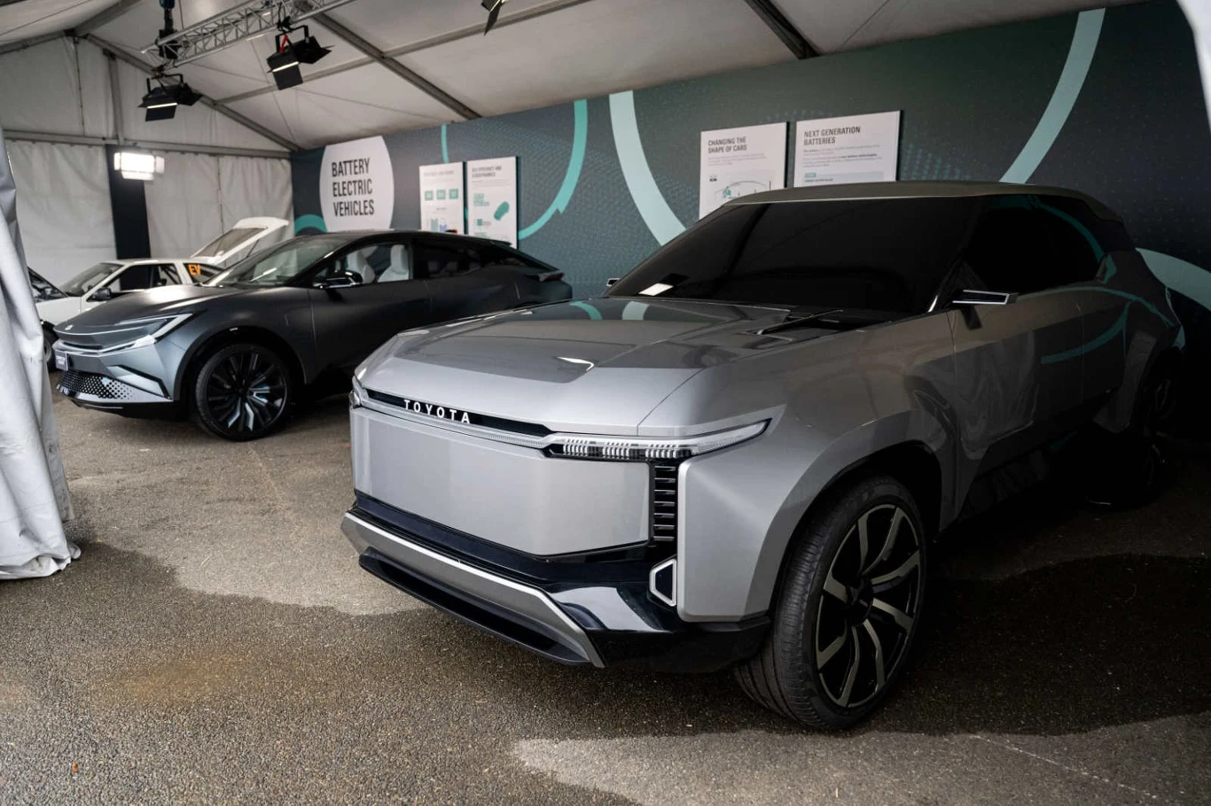 W ramach dywersyfikacji Toyota rozwija też napędy elektryczne. Prądem zasilany ma być m.in. nowy Land Cruiser W ramach dywersyfikacji Toyota rozwija też napędy elektryczne. Prądem zasilany ma być m.in. nowy Land Cruiser