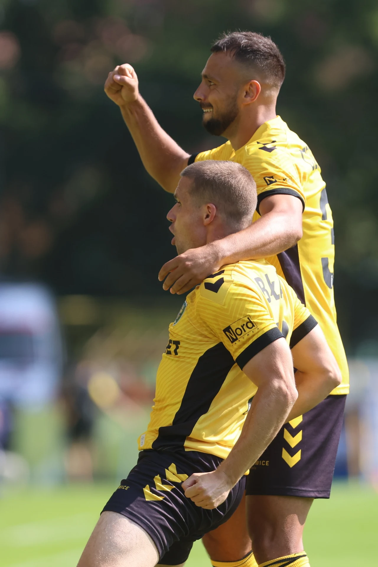 Adrian Błąd (z lewej) i Alan Czerwiński fetują bramkę na 1:0 