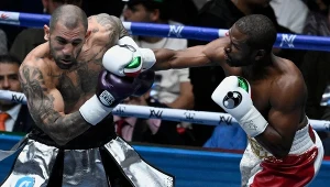 Floyd Mayweather Jr (z prawej) w ringu sam ustala zasady gry