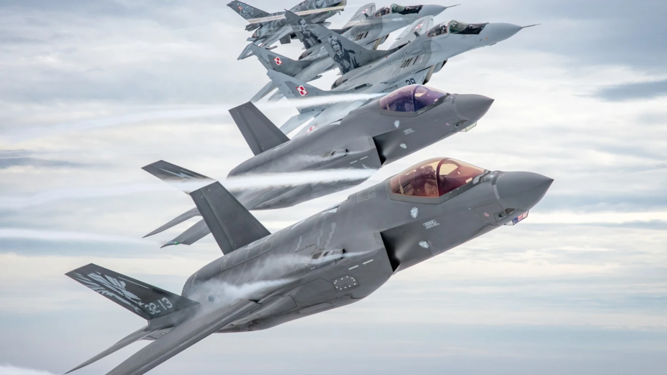 Samoloty F-35 i MiG-29 podczas patrolu