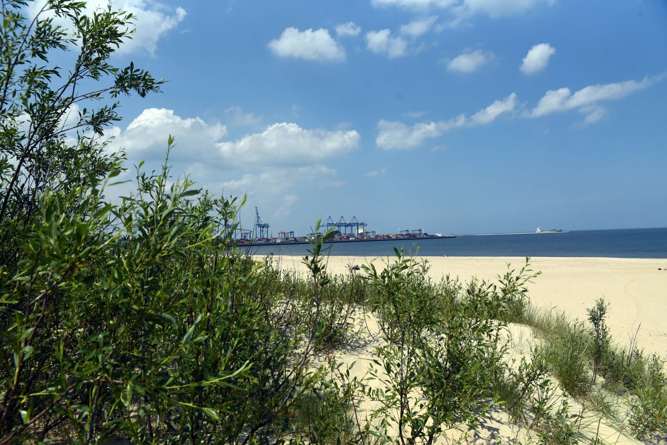 Plaża Stogi w Gdańsku to jedna z najszerszych plaż nad Bałtykiem. Ma wiele do zaoferowania. 