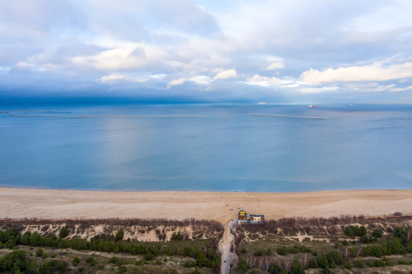 Szerokość plaży Stogi pozwala cieszyć się spokojem i przestrzenią nawet w dość tłoczny dzień. 