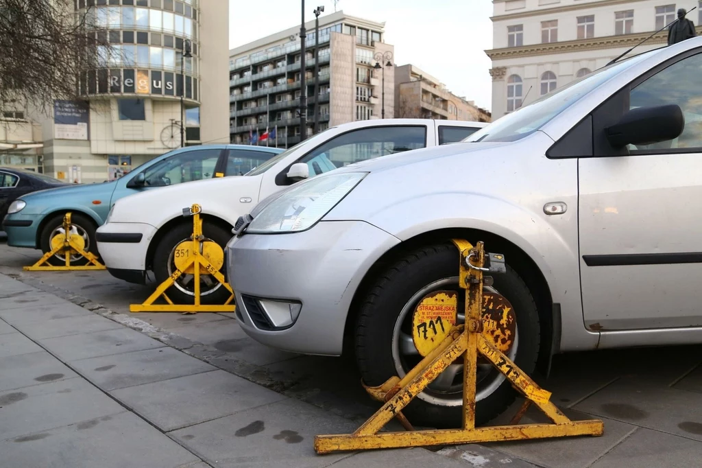 Zbyt mała liczba miejsc parkingowych w polskich miastach sprawia, że kierowcy często łamią przepisy