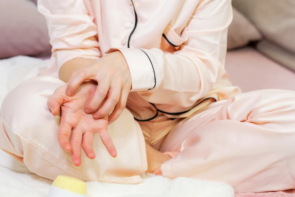 Intensywne swędzenie, zwłaszcza w nocy, to najczęstsza oznaka świerzbu