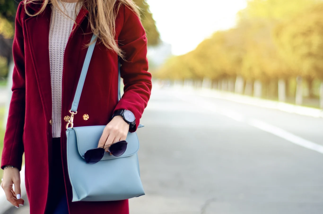 Okrycia wierzchnie w kolorze burgundowym będą hitem zbliżającej się jesieni.