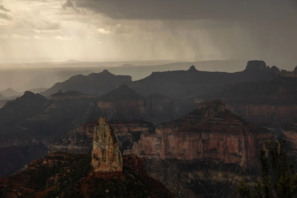 Deszcz nad Wielkim Kanionem Kolorado w stanie Arizona w USA. Taka pogoda może się okazać śmiertelnie groźna dla przebywających w kanionie osób Deszcz nad Wielkim Kanionem Kolorado w stanie Arizona w USA. Taka pogoda może się okazać śmiertelnie groźna dla przebywających w kanionie osób