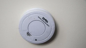 MSWiA nie wyklucza nałożenia na Polaków obowiązku posiadania w domu czujników dymu