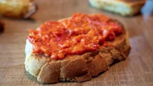 Ajwar, znany również jako "bałkański kawior", to aromatyczna pasta warzywna. Jak ją przygotować?