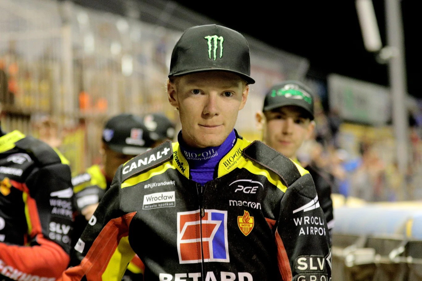 Daniel Bewley zamyślony.