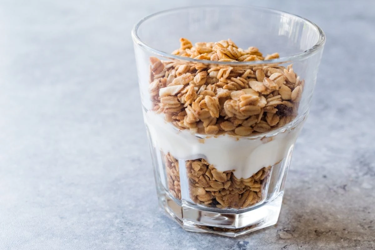 Warto postawić na migdały i pistacje jako dodatek do jogurtów - są smaczne i mają dużo białka