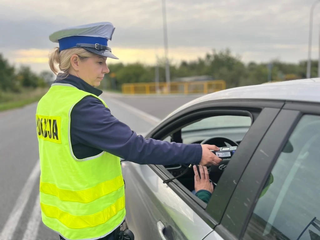 Prowadził auto o jeden dzień za długo. Na widok radiowozu chciał zamienić się z pasażerem.