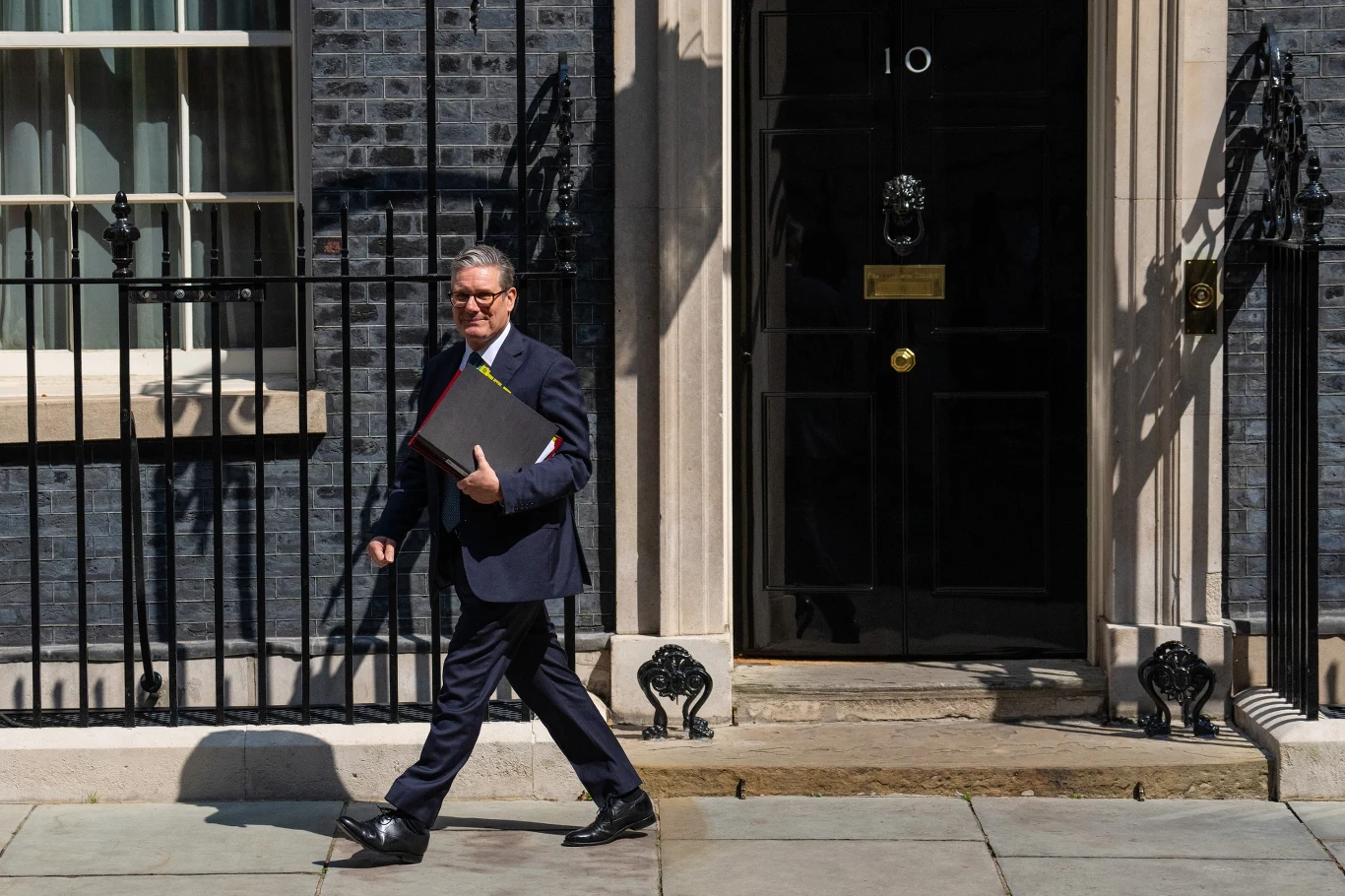 Brytyjski premier Keir Starmer wychodzi ze swojej oficjalnej rezydencji na Downing Street 10 w Londynie Brytyjski premier Keir Starmer wychodzi ze swojej oficjalnej rezydencji na Downing Street 10 w Londynie