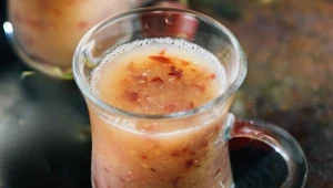 Smoothie, który sprząta jelita jak odkurzacz. Baza to zmiksowane śliwki węgierki