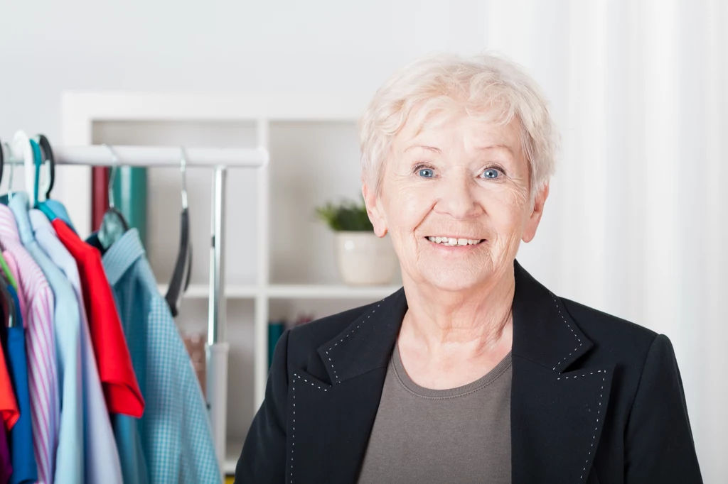 Kobiety 60+ powinny unikać tego koloru. Podkreśla niedoskonałości