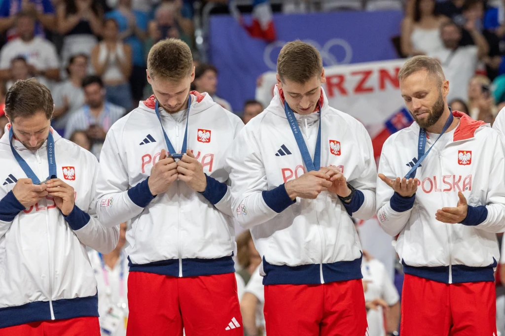 Paweł Zatorski (pierwszy z prawej) podczas ceremonii medalowej w Paryżu Paweł Zatorski (pierwszy z prawej) podczas ceremonii medalowej w Paryżu