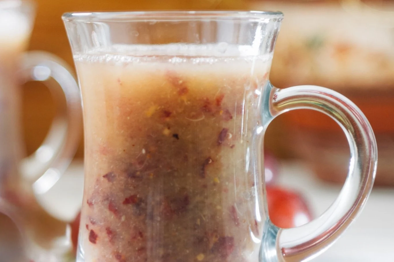 Przepis na oczyszczające smoothie z węgierek jest prosty i szybki do przygotowania Przepis na oczyszczające smoothie z węgierek jest prosty i szybki do przygotowania