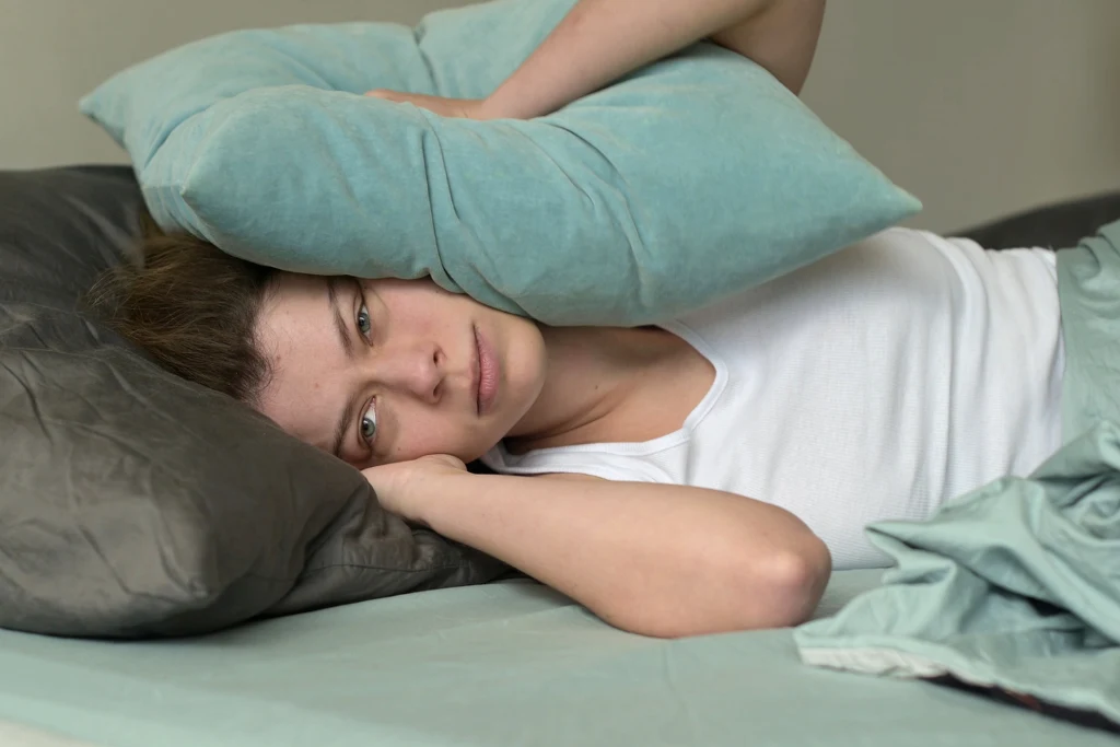 Niedobór melatoniny może manifestować się utrzymującymi się problemami z zasypianiem, płytkim snem i ogólnym pogorszeniem jakości nocnego odpoczynku Niedobór melatoniny może manifestować się utrzymującymi się problemami z zasypianiem, płytkim snem i ogólnym pogorszeniem jakości nocnego odpoczynku